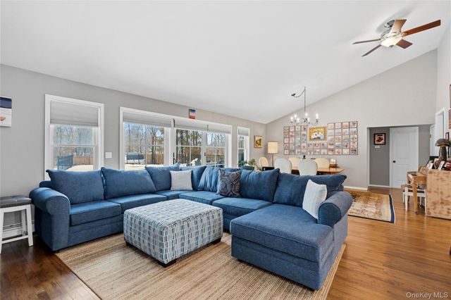 4 Monte Lane, Center Moriches, NY 11934