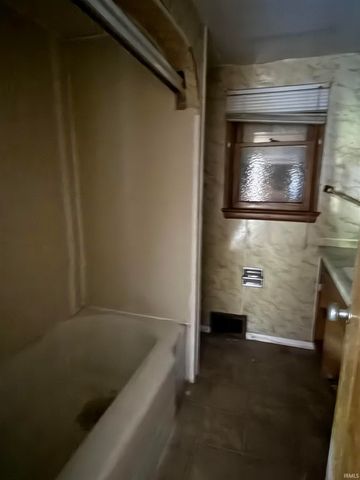 215 W 7th Street, Marion, IN 46952