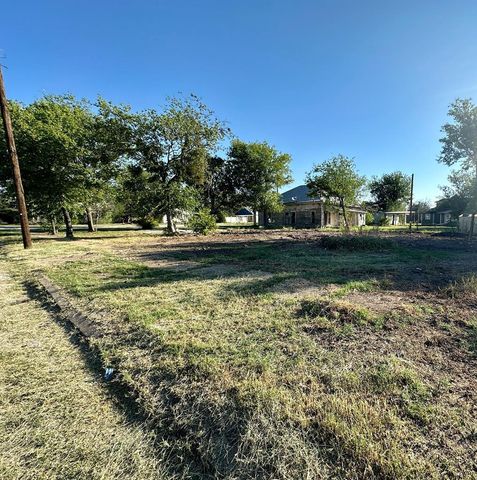 315 W Cedar St, Coleman, TX 76834