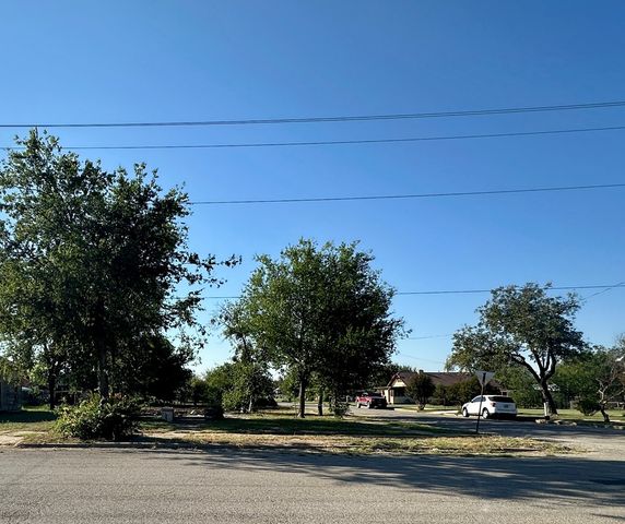 315 W Cedar St, Coleman, TX 76834