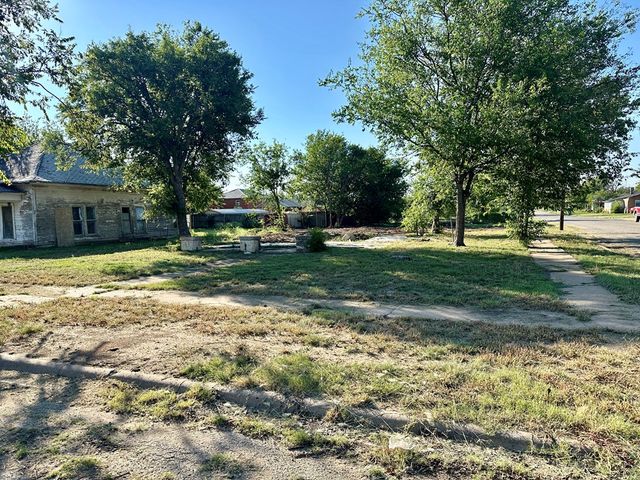 315 W Cedar St, Coleman, TX 76834