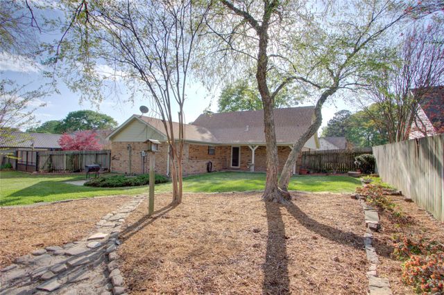 325 Loma Linda, Wake Village, TX 75501