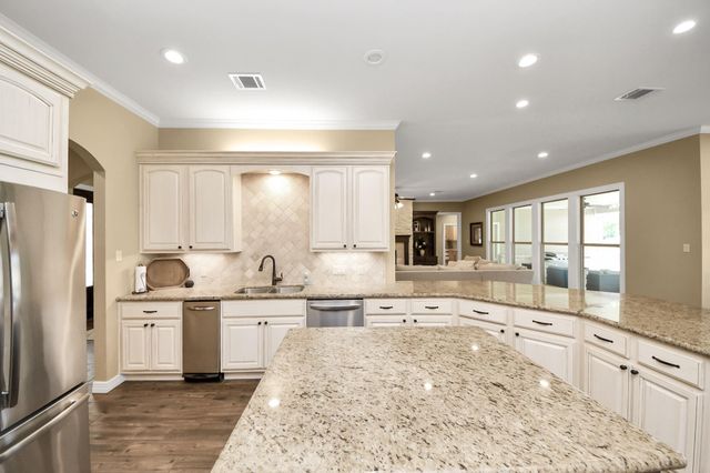 460 High Meadows Road, Bellville, TX 77418