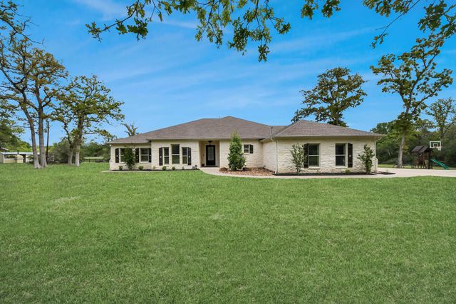 460 High Meadows Road, Bellville, TX 77418