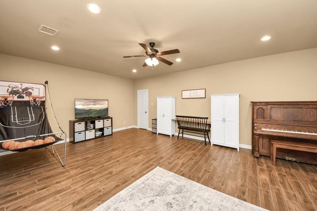 460 High Meadows Road, Bellville, TX 77418