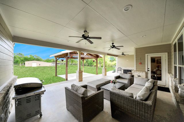 460 High Meadows Road, Bellville, TX 77418