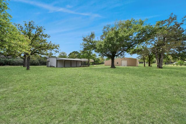 460 High Meadows Road, Bellville, TX 77418
