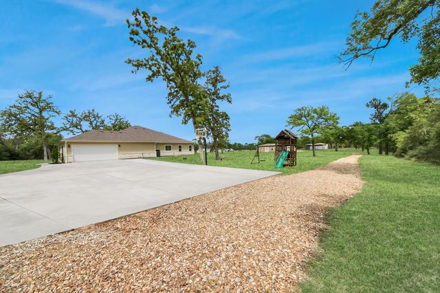 460 High Meadows Road, Bellville, TX 77418