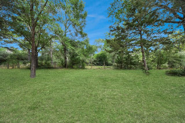 460 High Meadows Road, Bellville, TX 77418