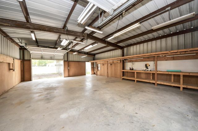 460 High Meadows Road, Bellville, TX 77418