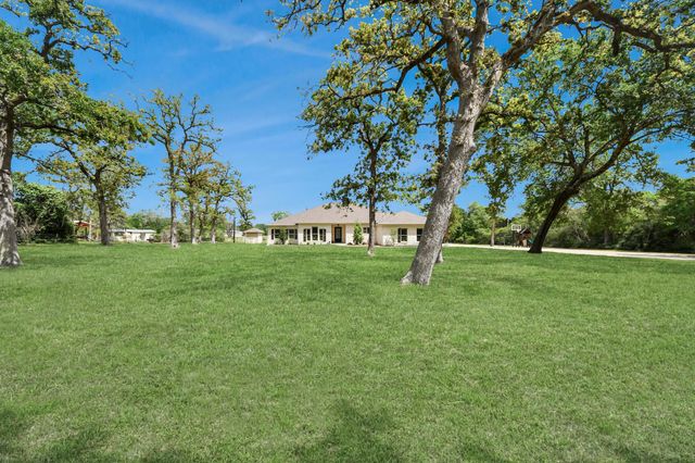 460 High Meadows Road, Bellville, TX 77418