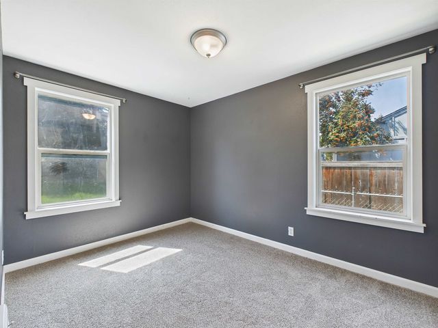 5911 N Braeburn Dr, Spokane, WA 99205