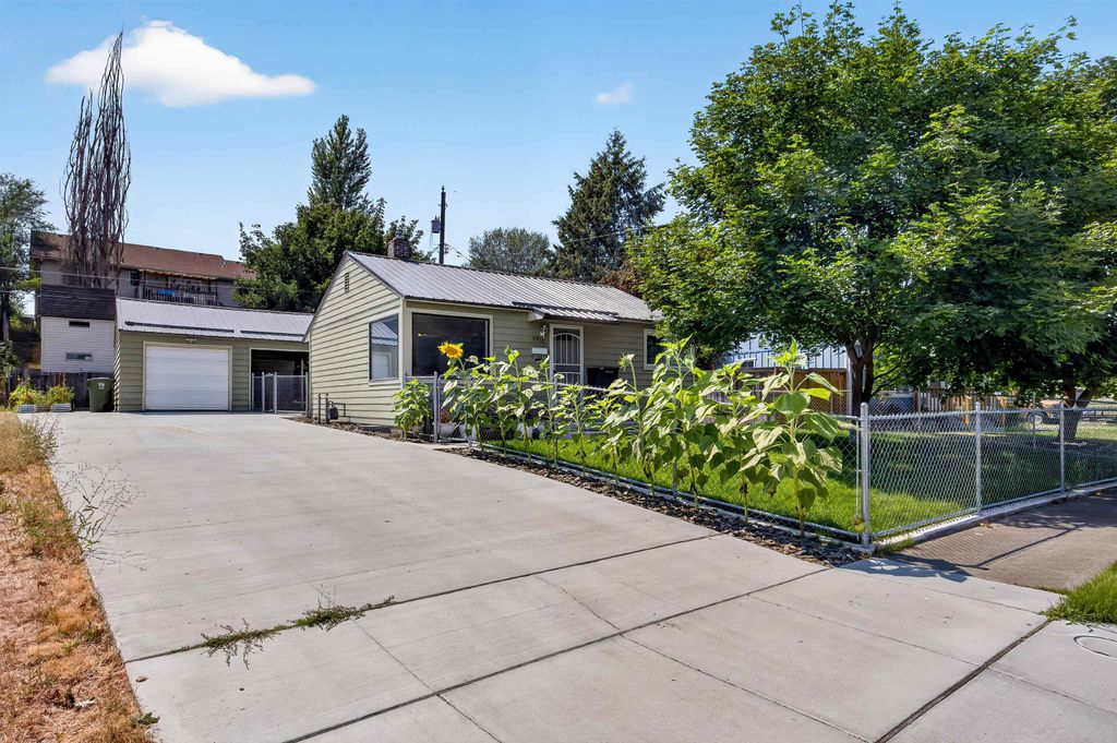 5911 N Braeburn Dr, Spokane, WA 99205 photo 2