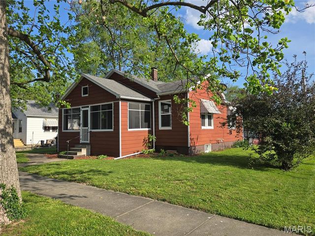 310 E South Avenue, Greenville, IL 62246