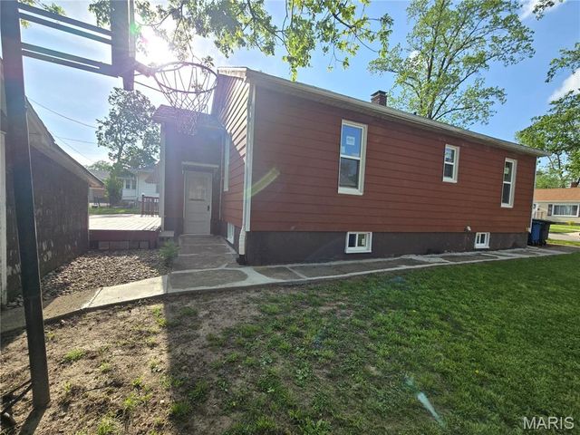 310 E South Avenue, Greenville, IL 62246