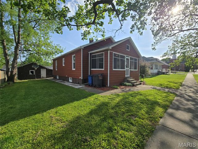 310 E South Avenue, Greenville, IL 62246
