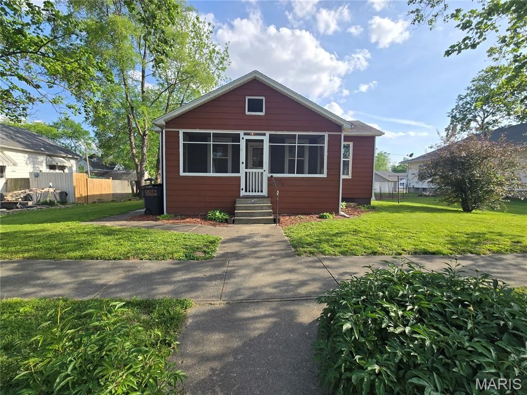 310 E South Avenue, Greenville, IL 62246