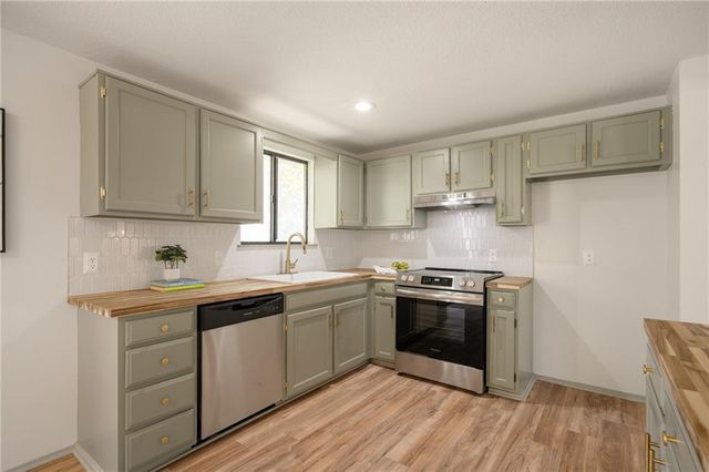 2116 E Mohawk Drive, Olathe, KS 66062