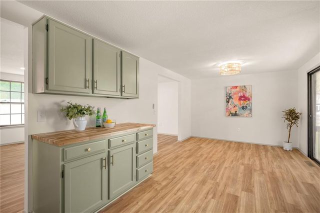 2116 E Mohawk Drive, Olathe, KS 66062