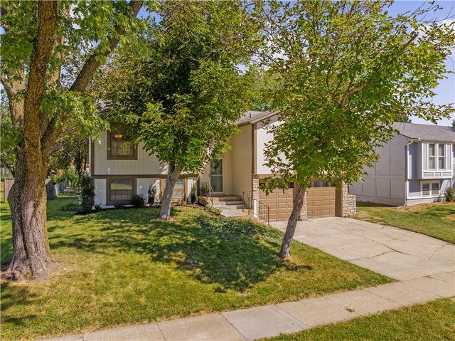 2116 E Mohawk Drive, Olathe, KS 66062