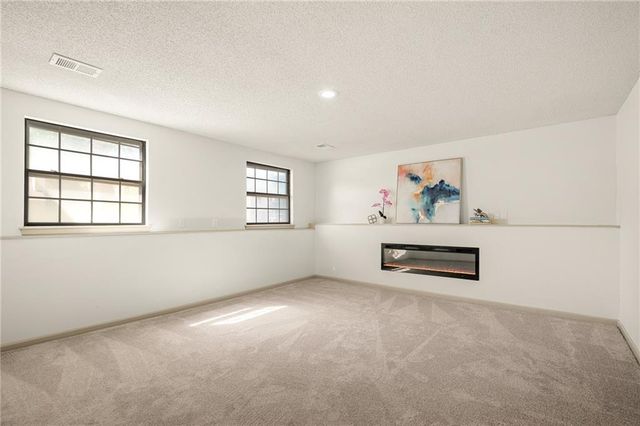 2116 E Mohawk Drive, Olathe, KS 66062