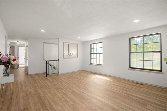 2116 E Mohawk Drive, Olathe, KS 66062