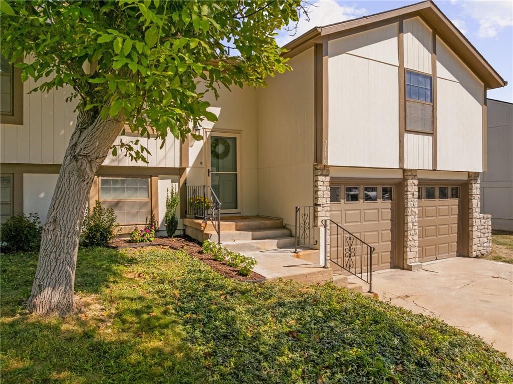 2116 E Mohawk Drive, Olathe, KS 66062