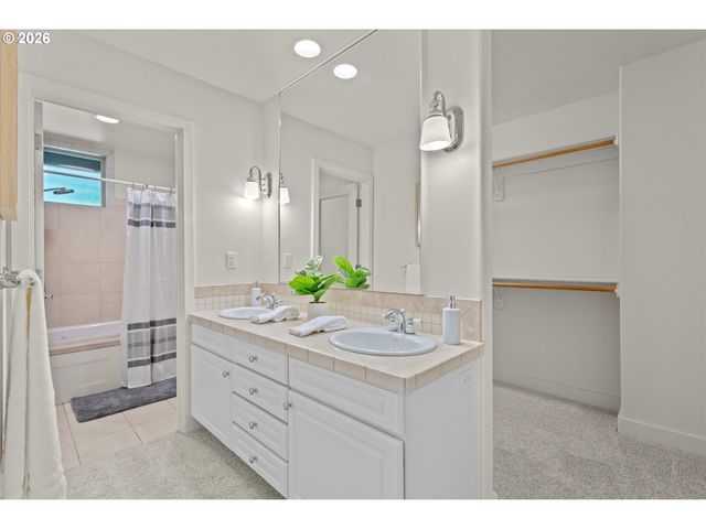 4249 Sw DOSCH Rd, Portland, OR 97239