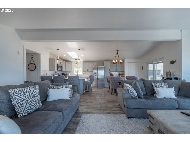 4875 N Highway 101, Depoe Bay, OR 97341