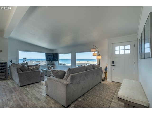 4875 N Highway 101, Depoe Bay, OR 97341