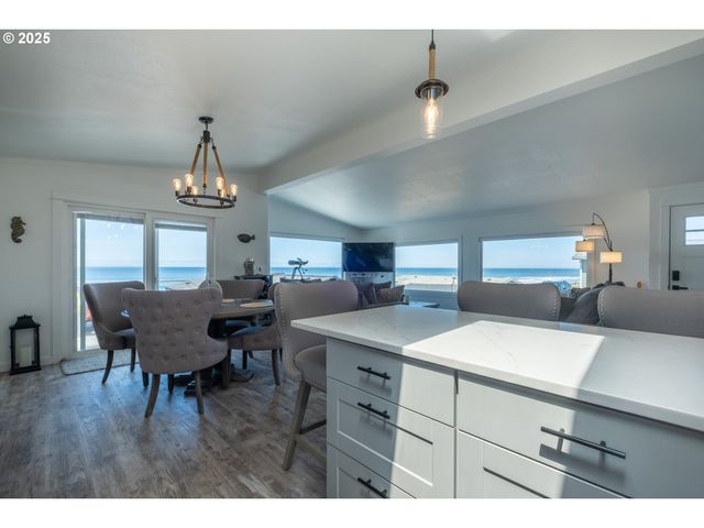 4875 N Highway 101, Depoe Bay, OR 97341