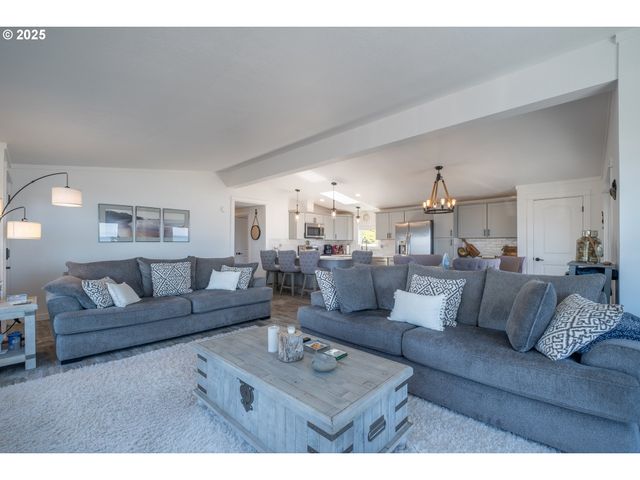 4875 N Highway 101, Depoe Bay, OR 97341