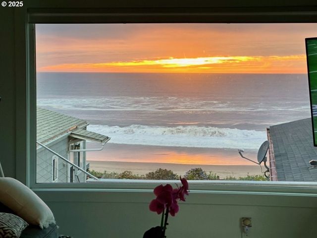 4875 N Highway 101, Depoe Bay, OR 97341