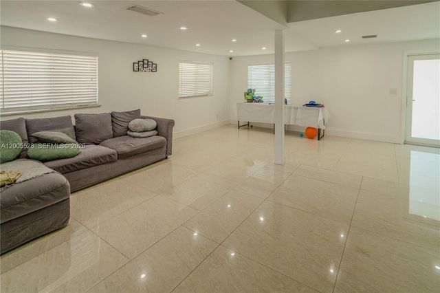 2148 NE 181st St, North Miami Beach, FL 33162