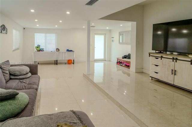 2148 NE 181st St, North Miami Beach, FL 33162