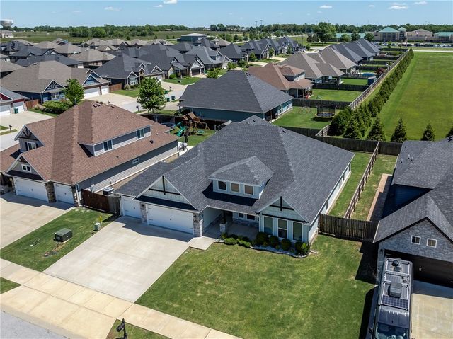 911 Red Maple Street, Centerton, AR 72719