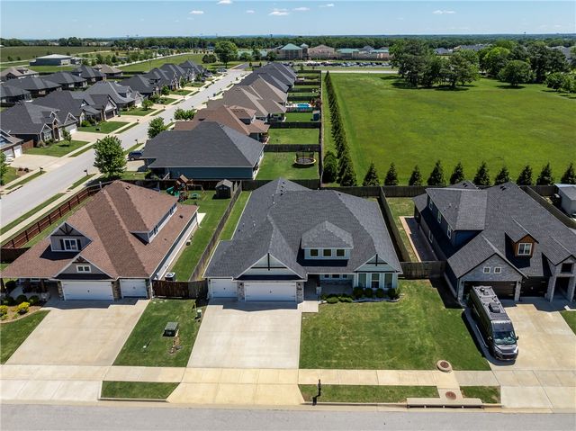 911 Red Maple Street, Centerton, AR 72719