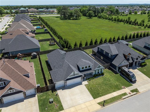 911 Red Maple Street, Centerton, AR 72719