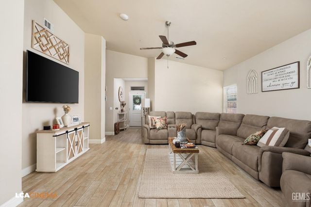 9411 Flowertree Drive, Shafter, CA 93263