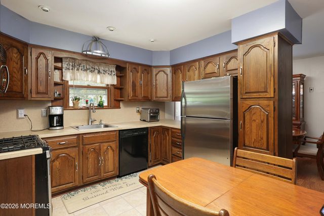167 Crestview Drive, Middletown, NJ 07748
