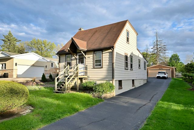 586 W Armitage Avenue, Elmhurst, IL 60126