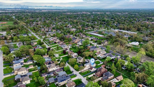 586 W Armitage Avenue, Elmhurst, IL 60126