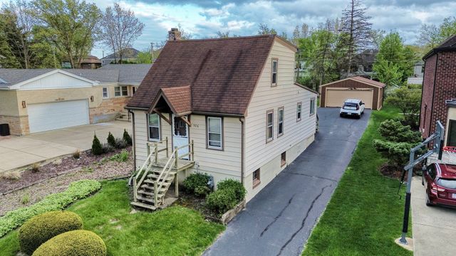586 W Armitage Avenue, Elmhurst, IL 60126