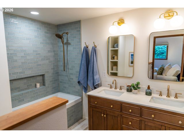 145 S RIDGE Dr, Portland, OR 97219