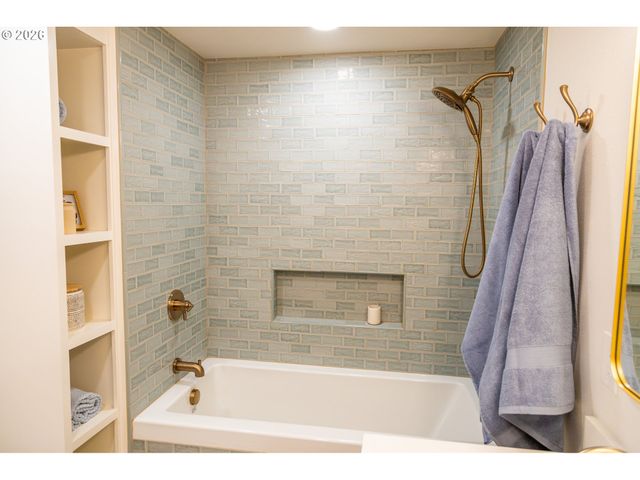 145 S RIDGE Dr, Portland, OR 97219