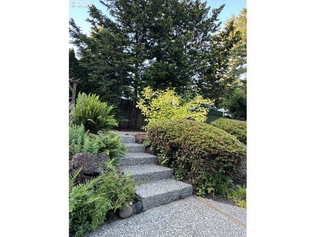 145 S RIDGE Dr, Portland, OR 97219