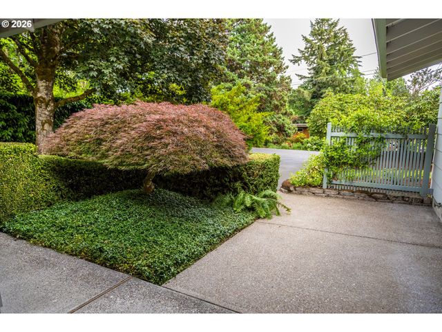 145 S RIDGE Dr, Portland, OR 97219