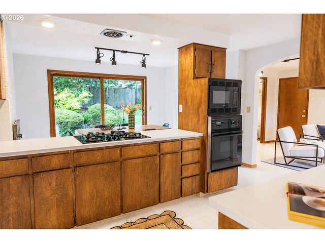 145 S RIDGE Dr, Portland, OR 97219
