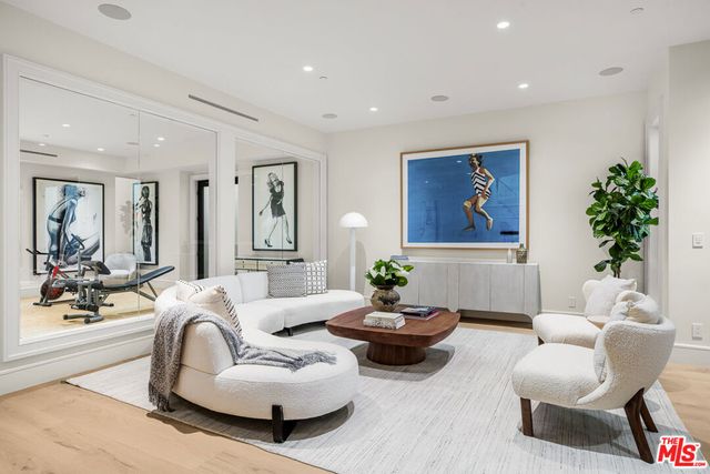 415 N Cliffwood Avenue, Los Angeles, CA 90049