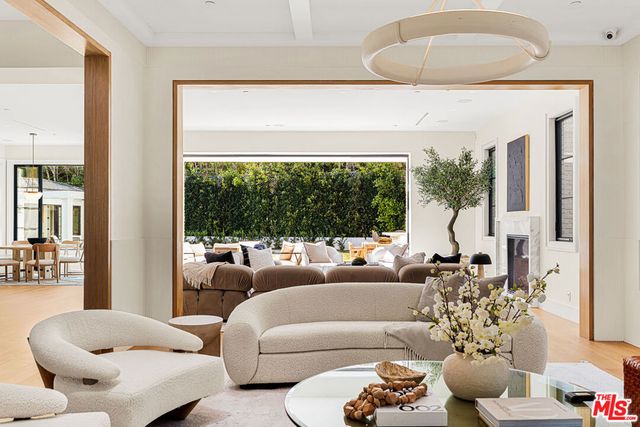 415 N Cliffwood Avenue, Los Angeles, CA 90049